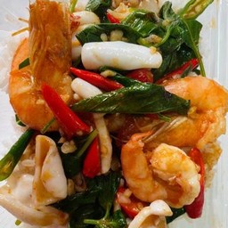 ข้าวราดผักพริกเเกงทะเลใบโหระพา