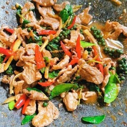 ผัดพริกแกงใส่ กระชาย และพริกไทอ่อน