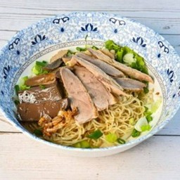 บะหมี่เส้นกลมแห้งเป็ดพะโล้
