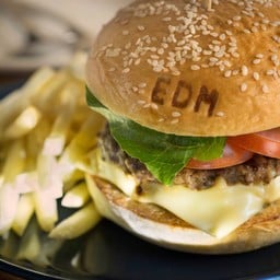 เบอร์เกอร์เนื้อแองกัสบด สูตรพิเศษเชฟโอบ