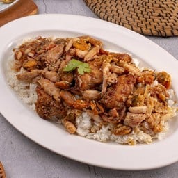 รวมมิตรทะเลผัดกระเทียม (ราดข้าว)