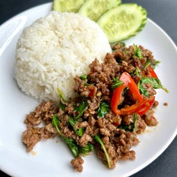 กะเพราเนื้อสับราดข้าว