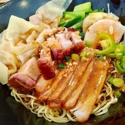 บะหมี่เกี๊ยวกุ้งหมูแดง+หมูกรอบ