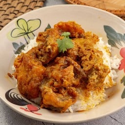 ปลากระพงผัดผงกะหรี่ (ราดข้าว)