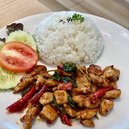 ข้าวกระเพราไก่ผัดพริกแห้ง