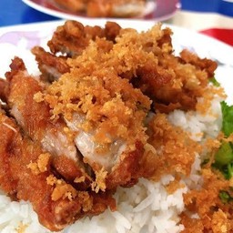 ข้าวไก่ทอด น้ำจิ้มแจ่ว
