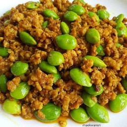 ผัดพริกแกงสะตอหมูสับ ราดข้าว ไข่ดาว