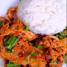 ข้าวยำไก่แซ่บ (ไก่กรอบ)