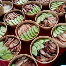 ครัวในสวน ข้าวหน้าหมูน้ำจิ้มแจ่วรสเด็ด🌶️ ป่าตาล