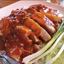 เจ๊ชม ข้าวหมูแดง บะหมี่หมูรมควัน ( ตลาดพลู ) ซอยวุฒากาศ 27