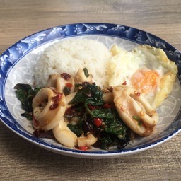 กะเพราปลาหมึกหมูสับราดข้าว