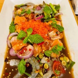 ยำกุ้งสดแซลมอน