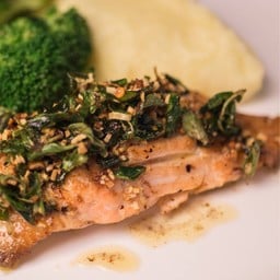 สเต็กปลาแซลมอนกระทะร้อน