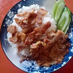 ข้าวหมูสามชั้นทอดราดน้ำปลา