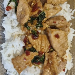 ข้าวกระเพราหมูชิ้น