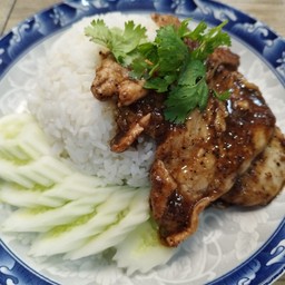 หมูนุ่มผัดพริกไทยดำราดข้าว