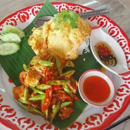 ข้าวผัดพริกแกงหมูกรอบ