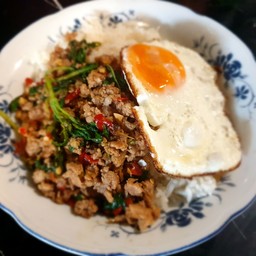 ข้าวกะเพราหมูสับพริกแห้ง+ ไข่ดาว