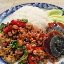 กะเพราไข่เยี่ยวม้าหมูสับราดข้าว ((( ขายดี )))