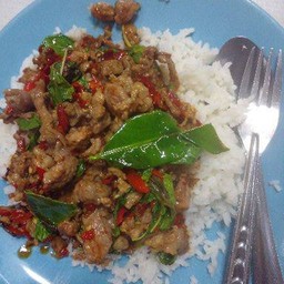 กระเพราเนื้อ ไข่ดาวราดข้าว