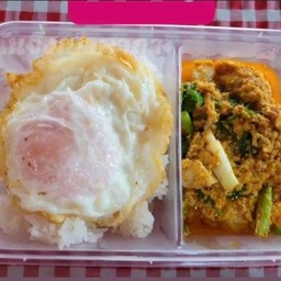 เนื้อปูผัดผงกระหรี่ราดข้าว