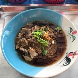 ก๋วยเตี๋ยวหมูตุ๋นน้ำตก มี หมูตุ๋น  ลูกชิ้น