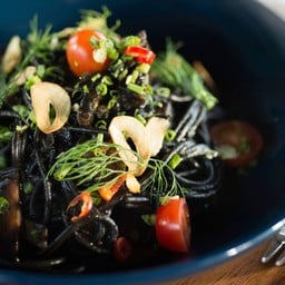 สปาเก็ตตี้หมึกดำสไตล์เมดิเทอเรเนี่ยน