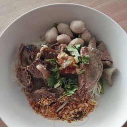 นายเจมส์ก๋วยเตี๋ยวเรืออยุธยา (ตั้งครกตำ ณ.อร่อยบางครก ) หมู่บ้าน เบญจทรัพย์ โครงการ1 ซ.6