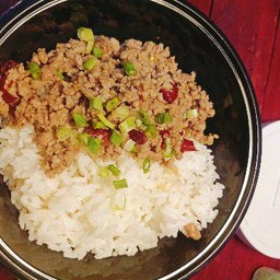 ข้าวหมูสับผัดกระเทียมพริกแห้ง