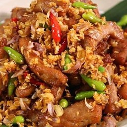 ข้าวหมูคั่วพริกเกลือ