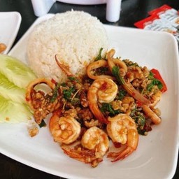 กระเพราทะเลราดข้าว