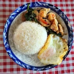 ข้าวกระเพราปลาหมึกไข่ดาว