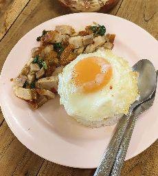 ข้าวราดกระเพาหมูกรอบ