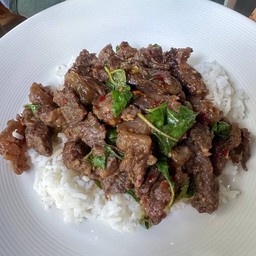 กระเพราเนื้อเปื่อยราดข้าว