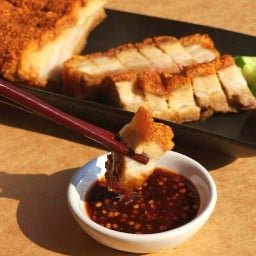 หมูกรอบโส้ยตี๋  by หมูกรอบลุงสมพงศ์ ตลาดนัดรถไฟศรีนครินทร์