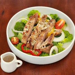 สลัดหมูย่างพริกไทยดำ