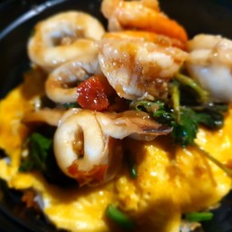 ข้าวกะเพรา กุ้ง+ปลาหมึก พริกแห้ง ไข่ข้น
