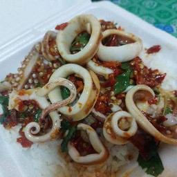 กะเพราปลาหมึกราดข้าว
