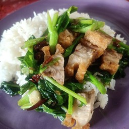 คะน้าหมูกรอบ