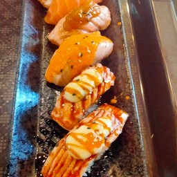 ชุดข้าวปั้นหน้าแซลมอน 6 อย่าง