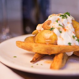 มันหวานทอดราดซอสพริกและครีมเปรี้ยวสูตรเชฟโอบ