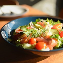 สลัดแซลม่อนรมควัน สูตรพิเศษเชฟโอบ