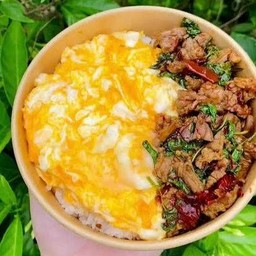 ข้าวกระเพราเนื้อโคขุนโพนยางคำแท้ & ไข่ข้น