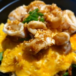 ข้าวปลาหมึกทอดกระเทียม ไข่ข้น