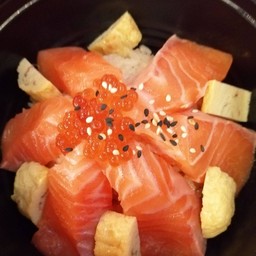 ข้าวหน้าปลาแซลมอน