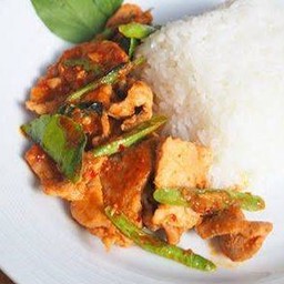 ผัดพริกแกงหมูราดข้าว