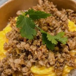 ข้าวไข่เจียวราดหมูสับผัดกระเทียม