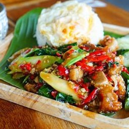 ผัดคะน้าราดข้าว