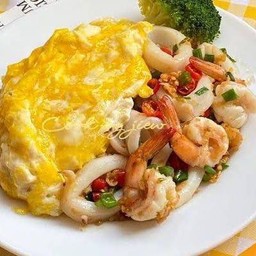 ข้าวกระเพราทะเล & ไข่ข้น (กุ้ง ปลาหมึก)
