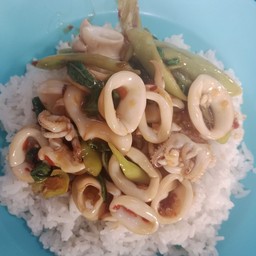 ปลหมึกผัดพริกหยวก